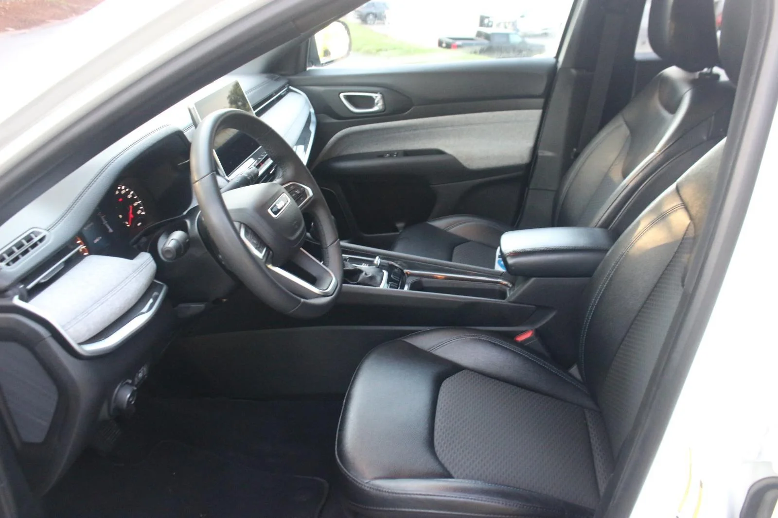 Used 2024 White Jeep Latitude image 14