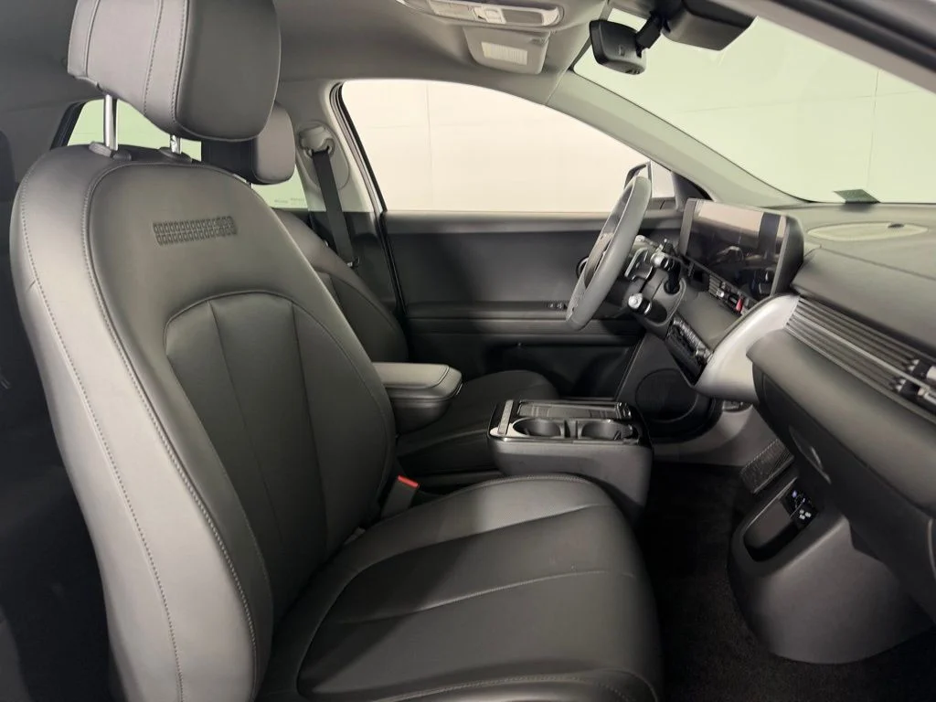 Used 2025 White Hyundai SEL image 33
