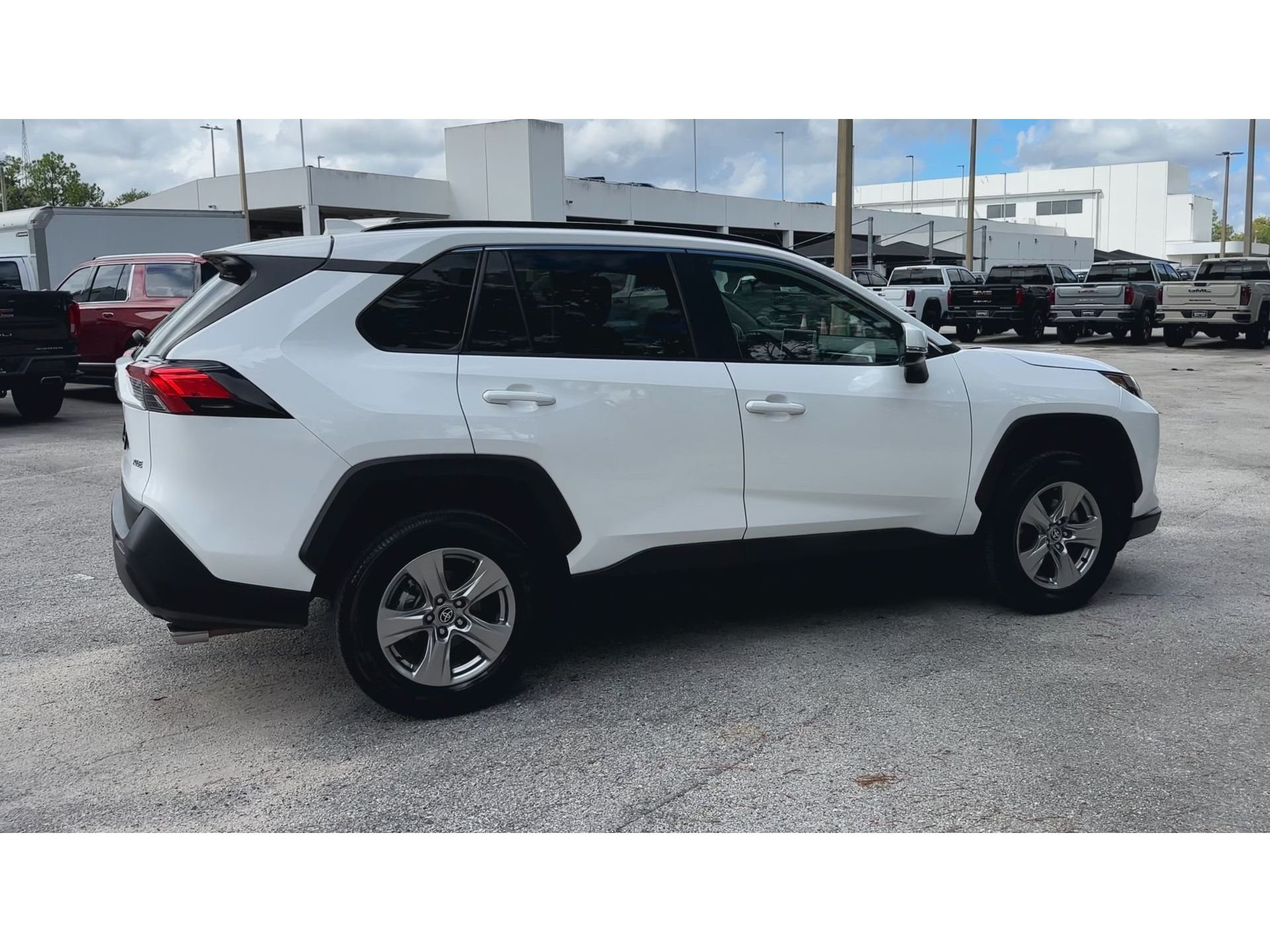 2024 Toyota RAV4 XLE - Photo 9