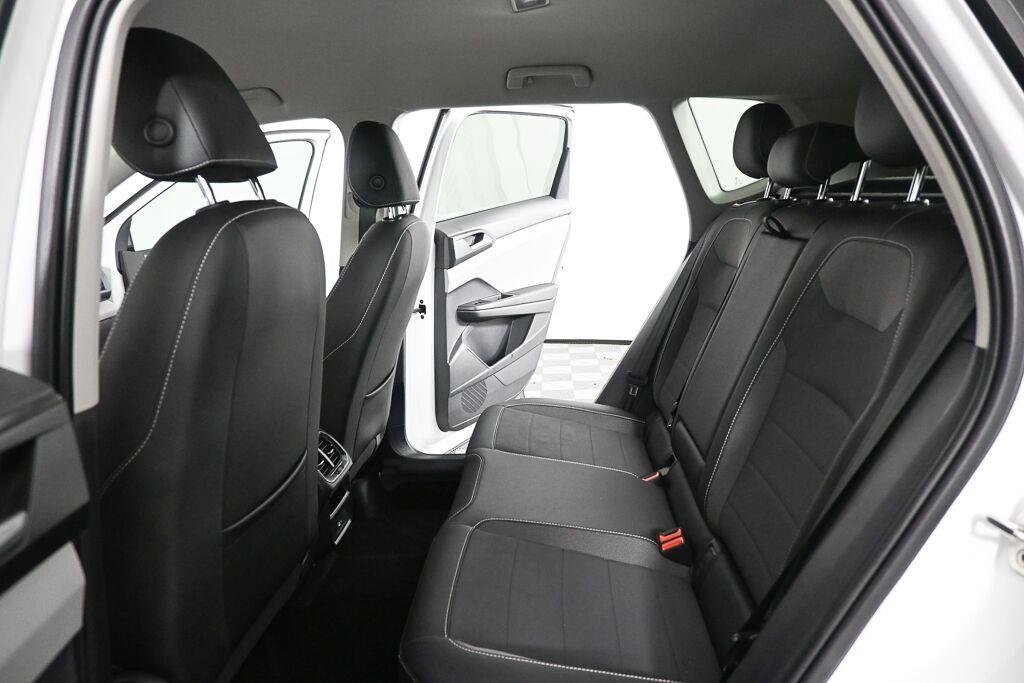 Used 2022 Pure White Volkswagen SE image 18