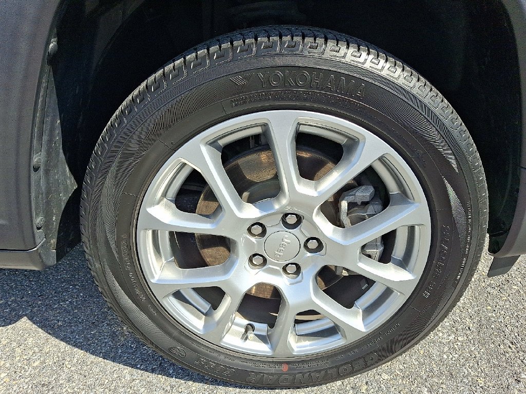 Used 2023 Gray Jeep Latitude Lux image 9