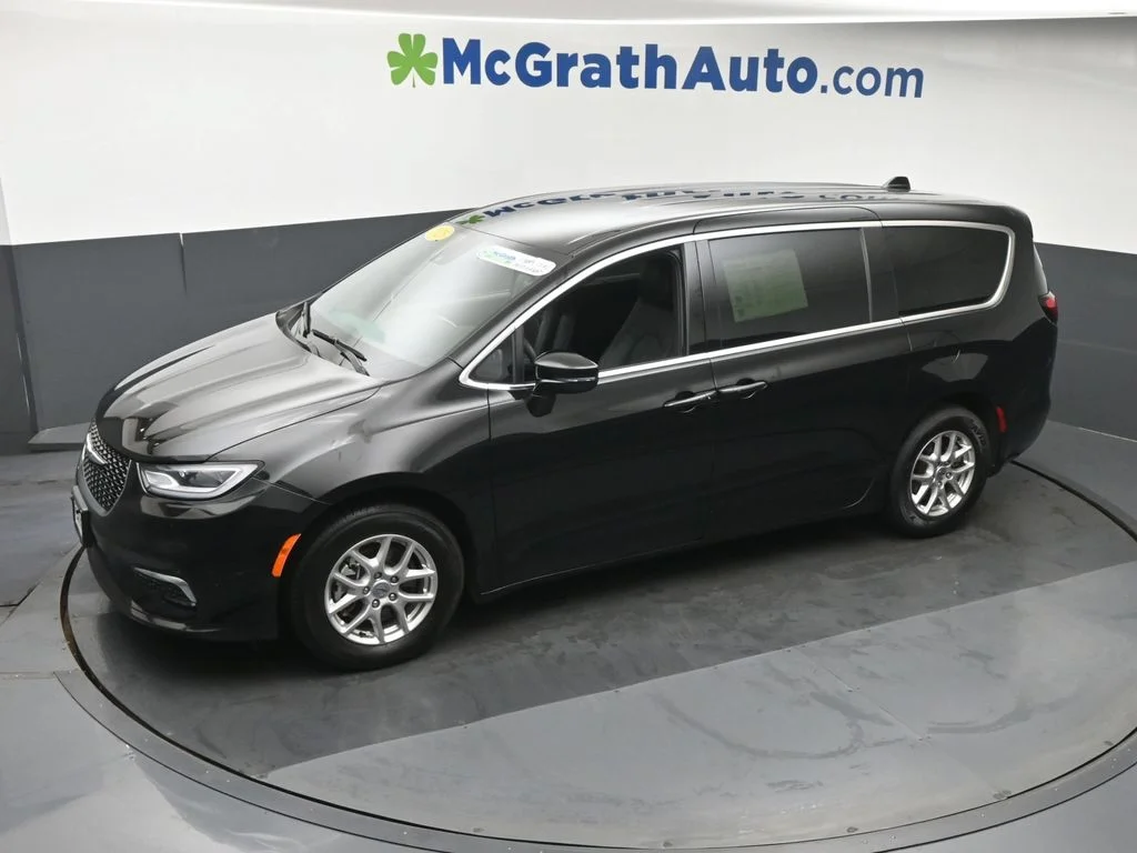 Used 2025 Black Chrysler Select image 22