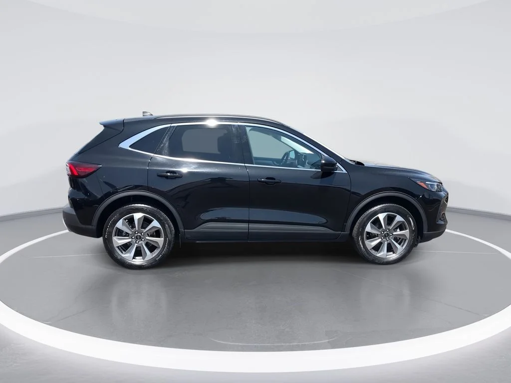 Used 2025  Ford Platinum image 9