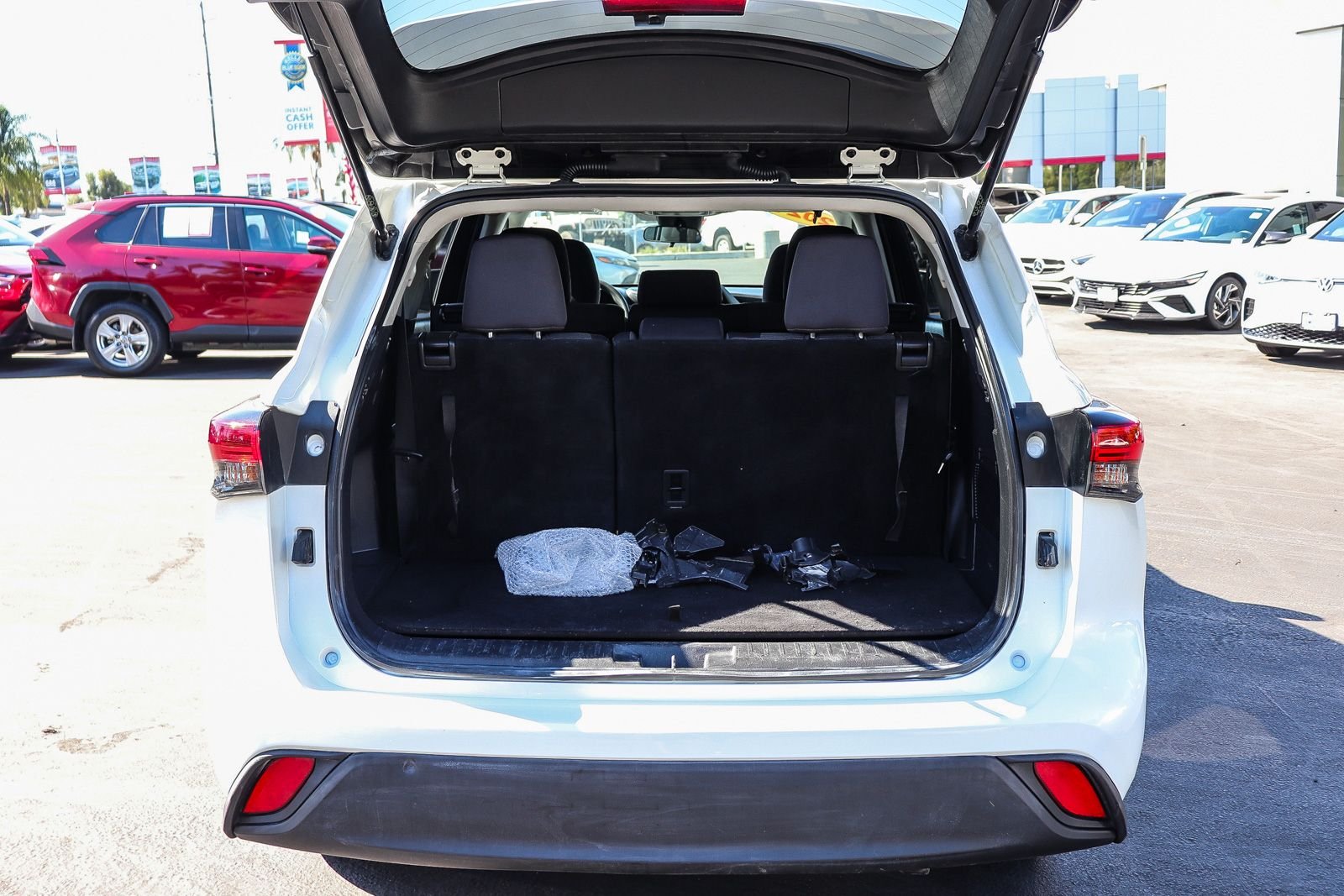 Certified Used 2021 Blizzard Pearl Toyota L image 32