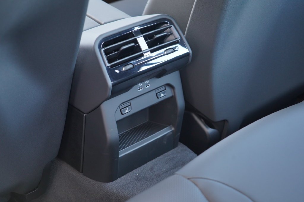 New 2027 Black Sapphire Metallic BMW 550e xDrive image 35