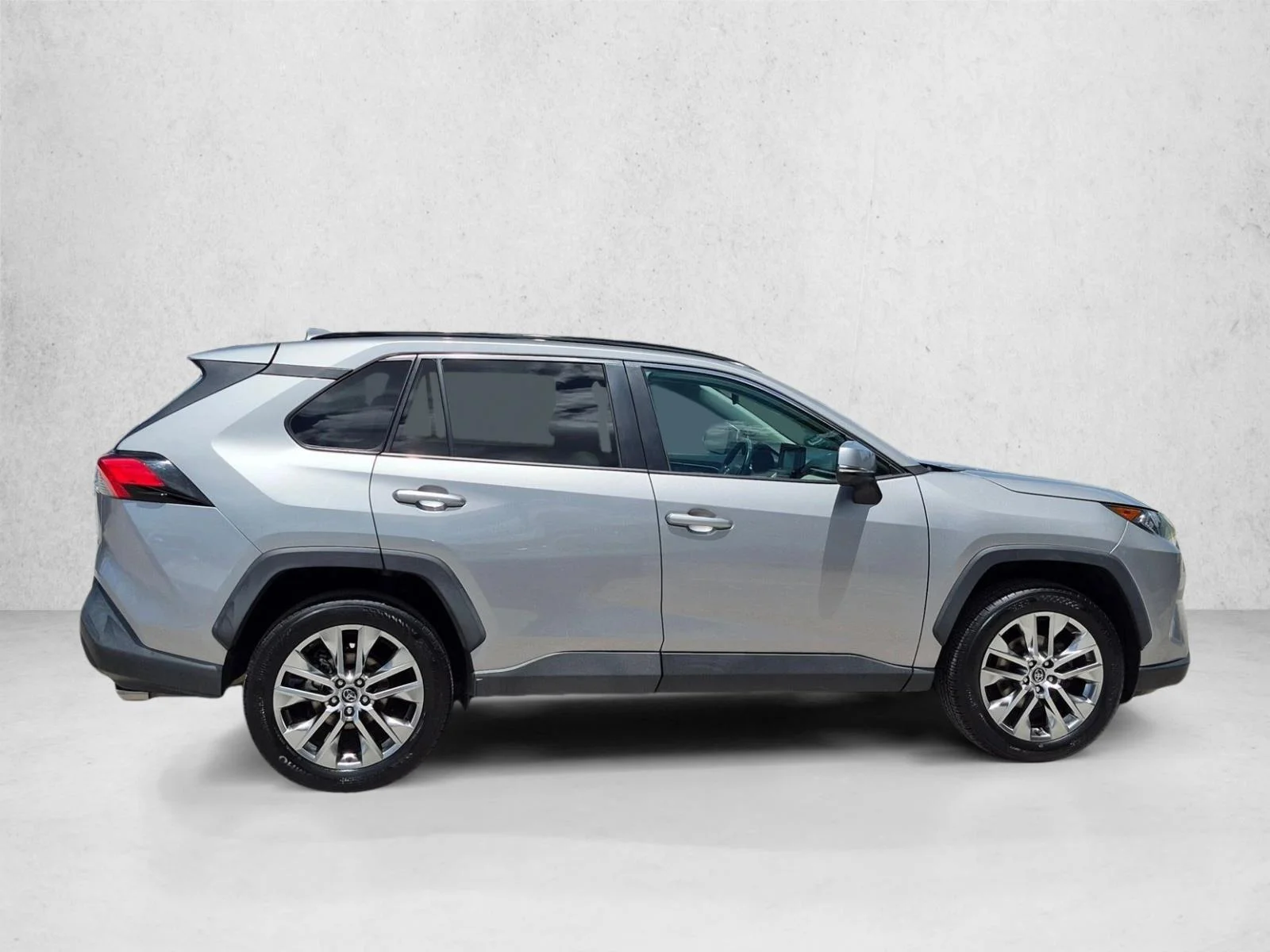 Used 2020 Silver Sky Metallic Toyota XLE Premium image 4
