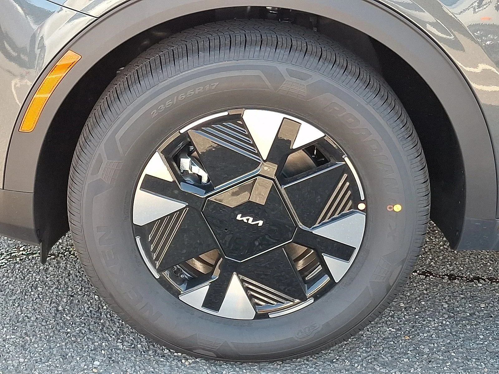 New 2026 Gravity Gray Kia LX image 4