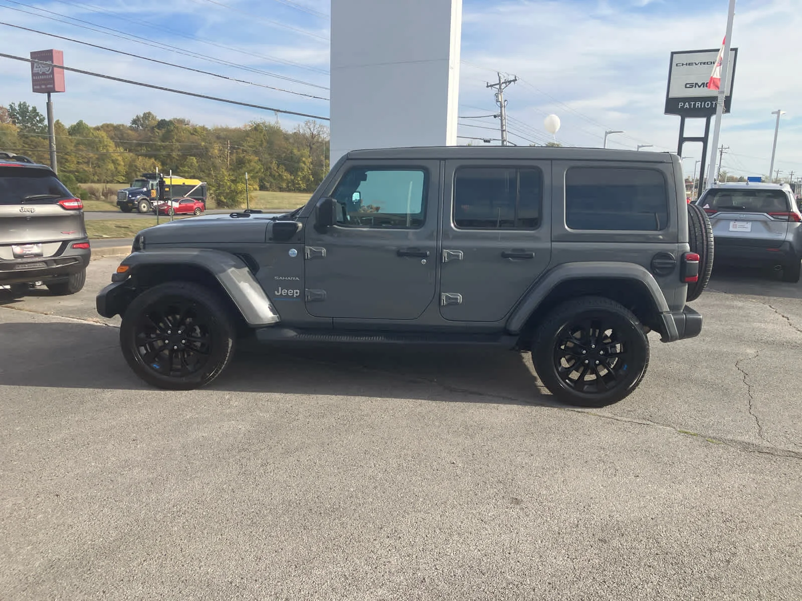 Used 2023 Sting-Gray Clearcoat Jeep Sahara image 4
