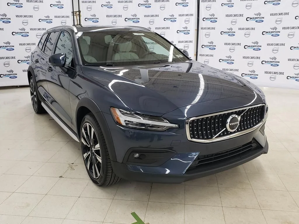 2026 Volvo V60 Cross Country B5 Ultra AWD's photo