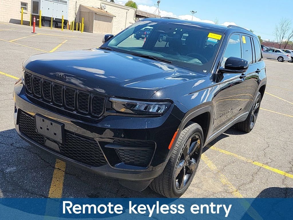 Used 2023 Black Jeep Altitude X image 3