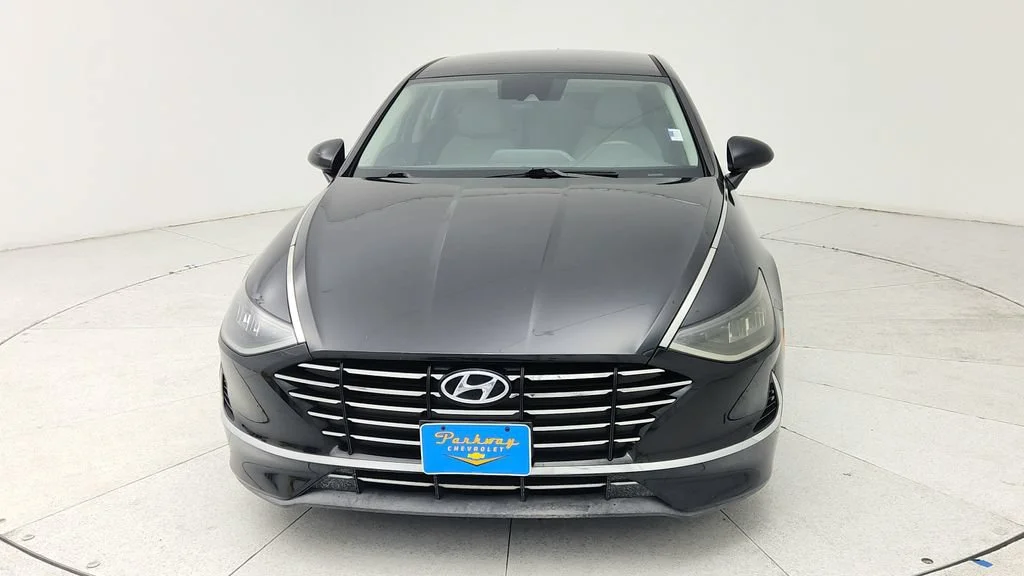 Used 2021 Black Hyundai SE image 2