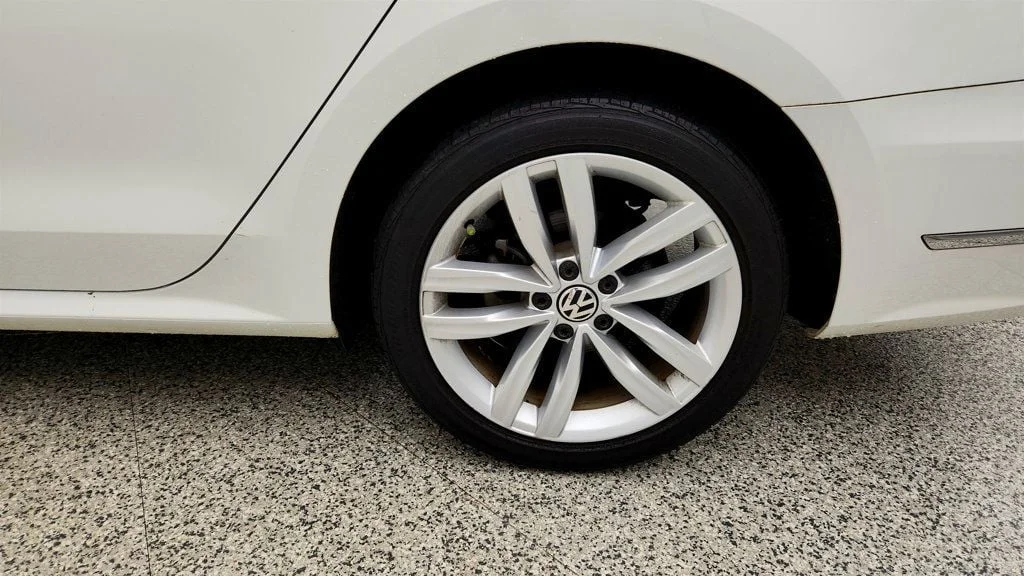Used 2018 Pure White Volkswagen 2.0T SE w/Technology Automatic image 9