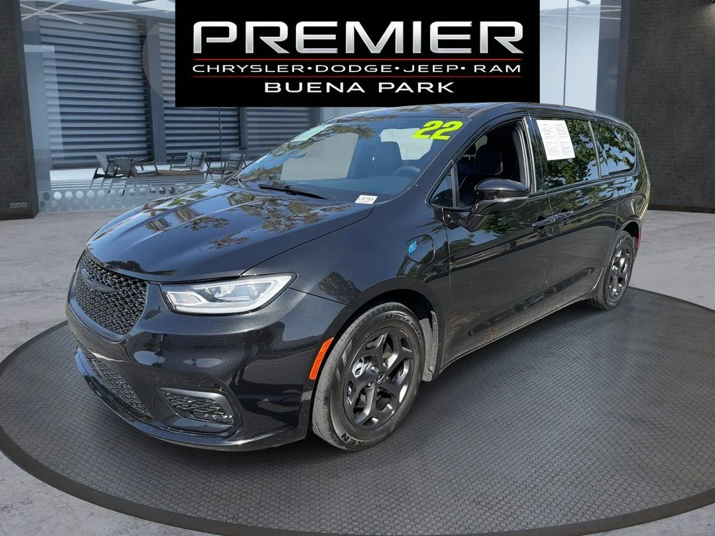 2022 Chrysler Pacifica Hybrid Limited Hybrid's photo