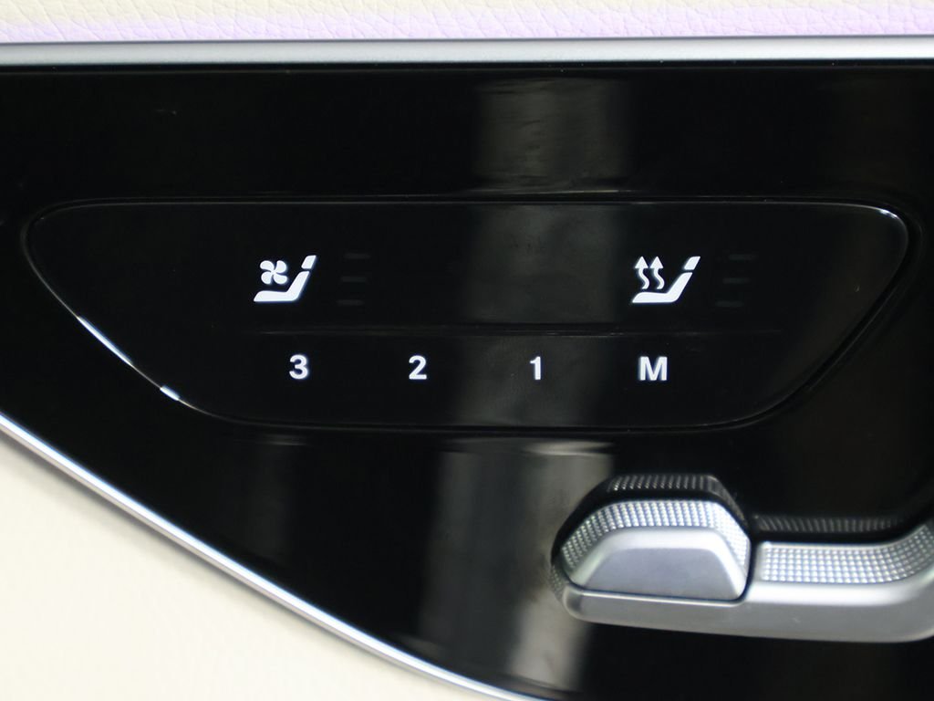 Used 2025 Gray Mercedes-Benz GLC 300 image 40
