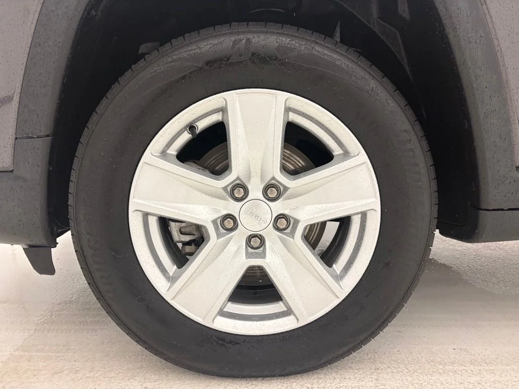 Used 2022 Gray Jeep Latitude image 21