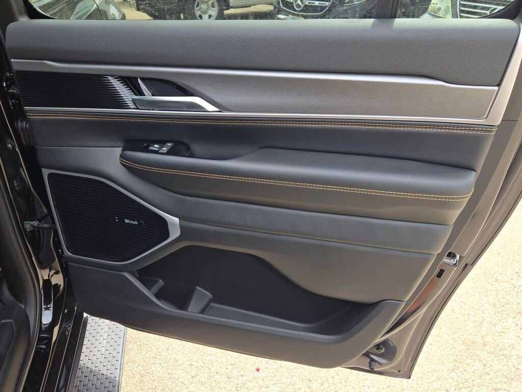 New 2026 High Gloss Black Exterior Paint Jeep  image 9