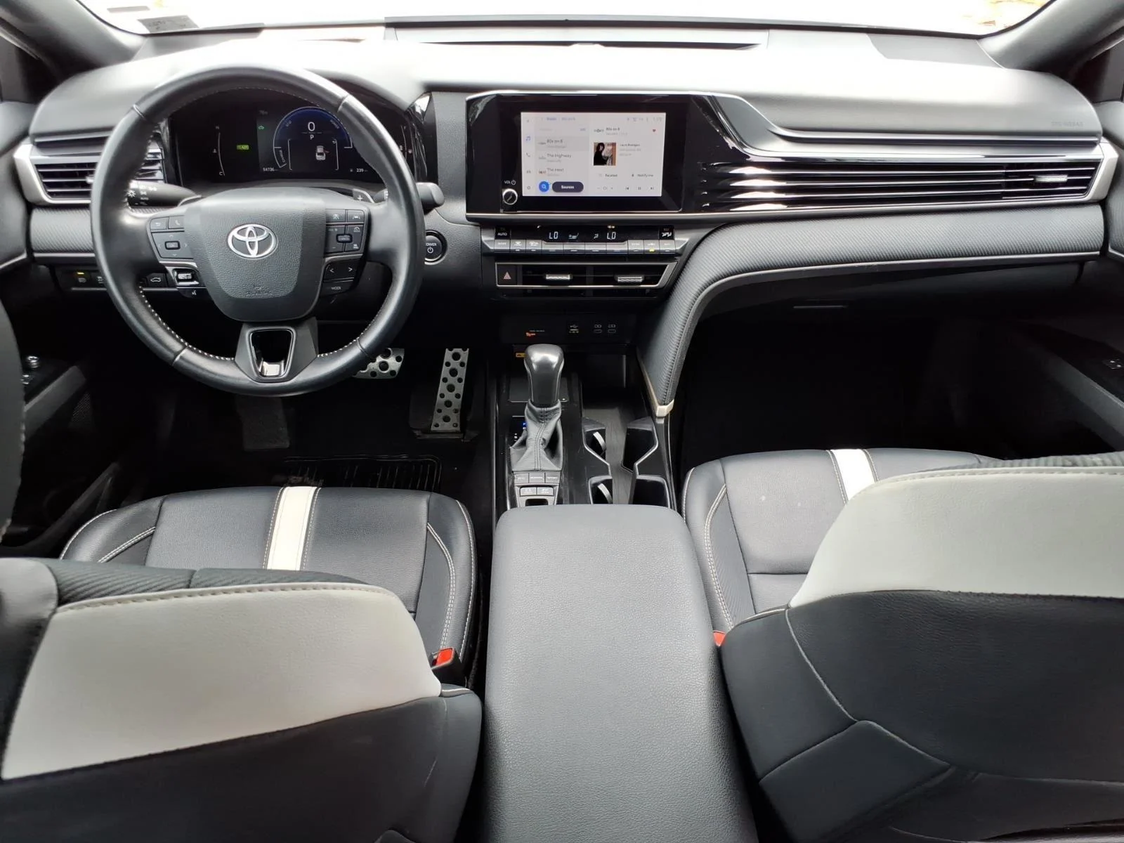Used 2025 WHITE Toyota SE image 23