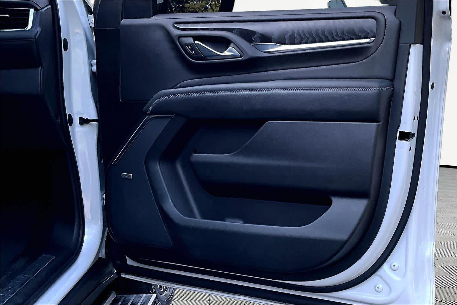 Used 2022 White Frost Tricoat GMC Denali image 23