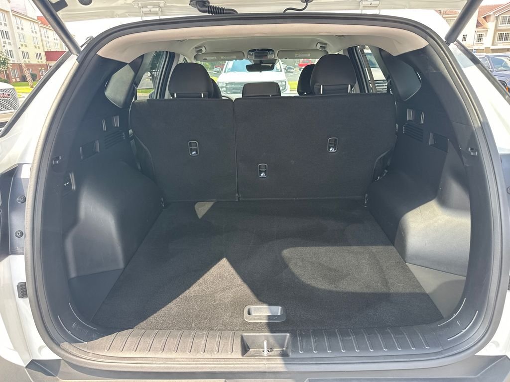Used 2025 White Hyundai SEL image 18