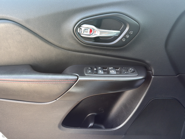 Used 2021 White Jeep Trailhawk image 33