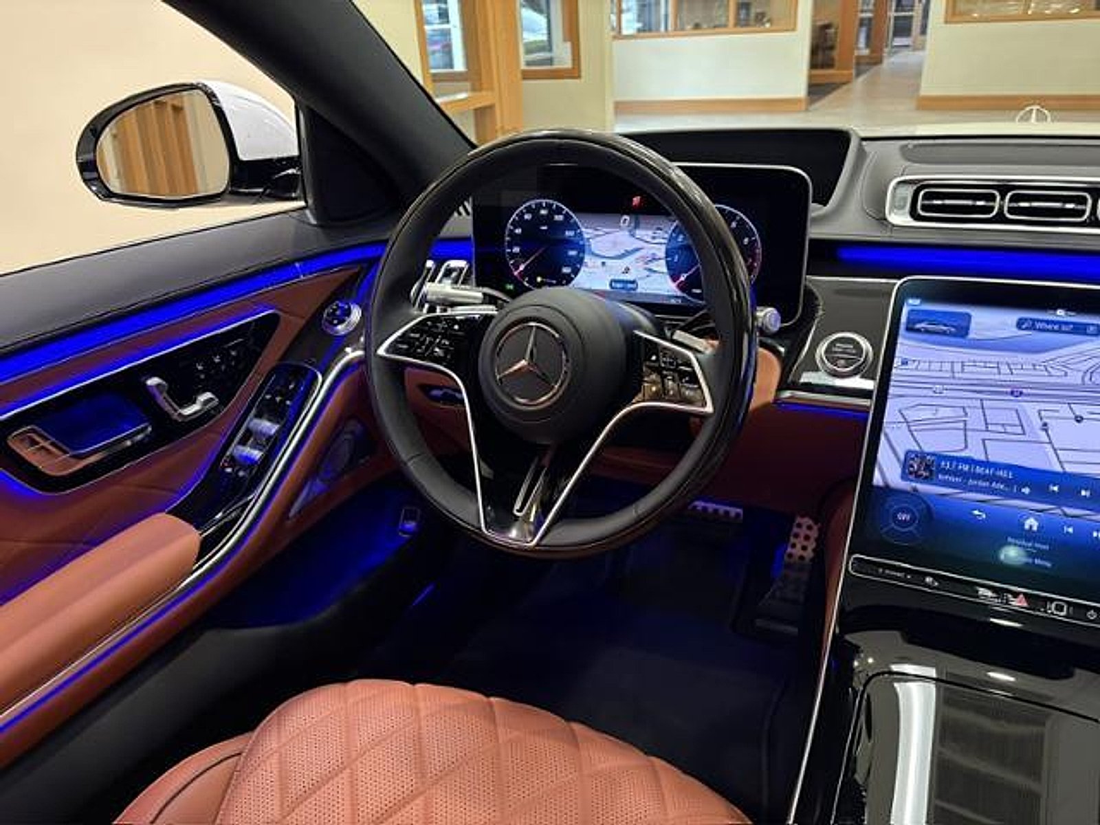 New 2026 MANUFAKTUR Moonlight White Metallic Mercedes-Benz 4MATIC® image 13