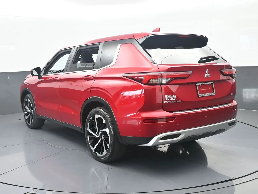 Used 2024 Red Mitsubishi SE Black Edition image 4