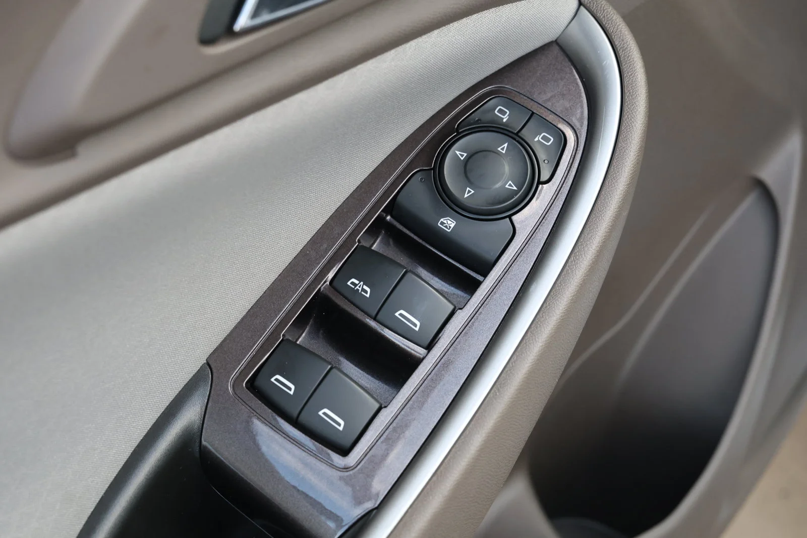Used 2024 White Chevrolet LT image 26