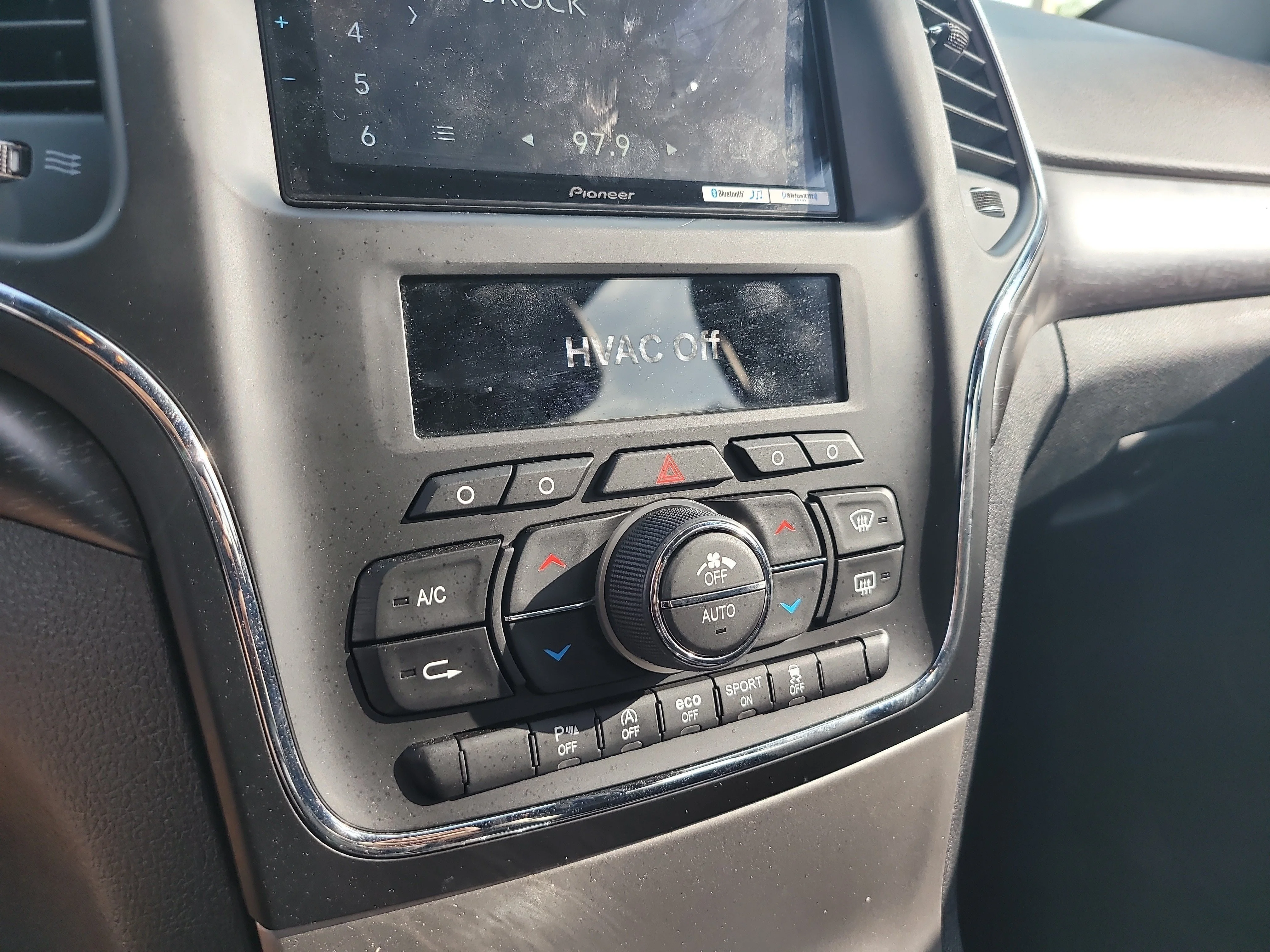 Used 2018 Rhino Clearcoat Jeep Altitude image 23