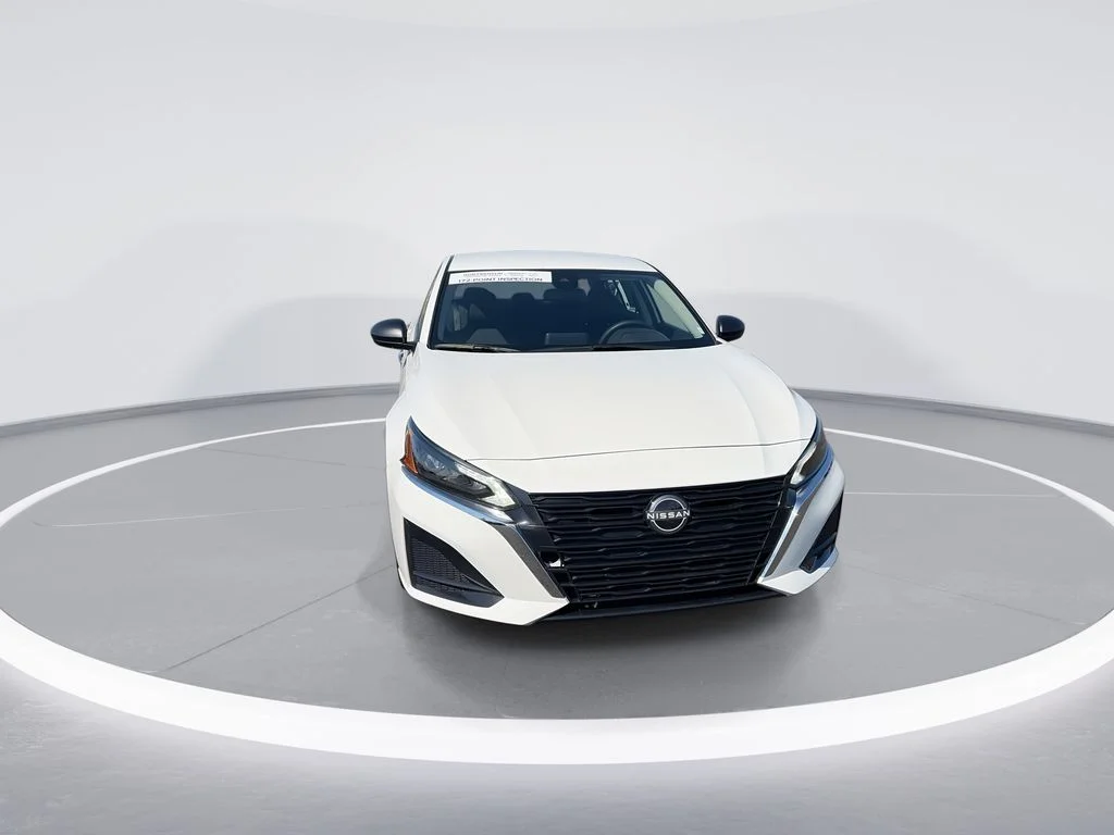 Used 2025 White Nissan 2.5 SV image 3