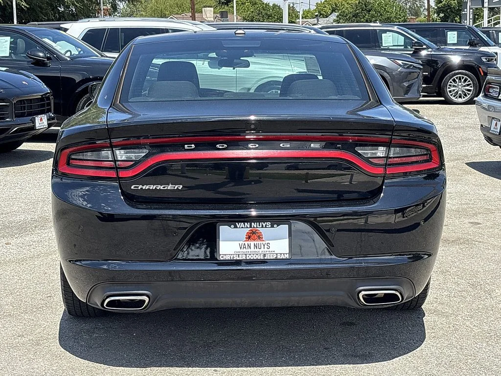 Used 2022 Black Dodge SXT image 4