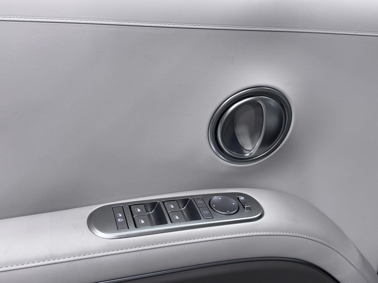 New 2027 Creamy White Pearl Hyundai SEL 7P image 29