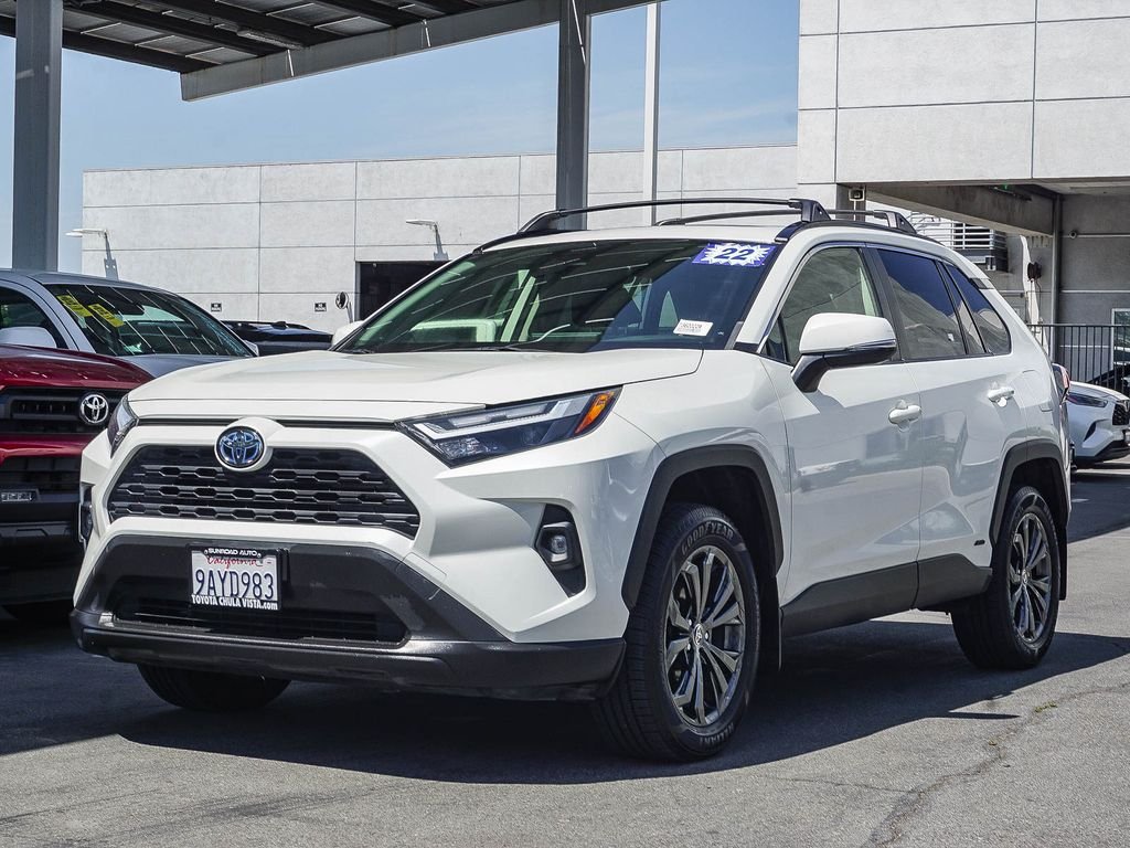 Used 2022 White Toyota XLE Premium image 3