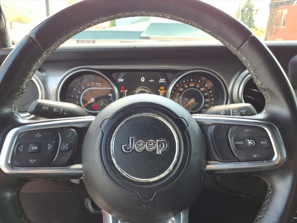 Used 2018 Red Jeep Unlimited Sahara image 18