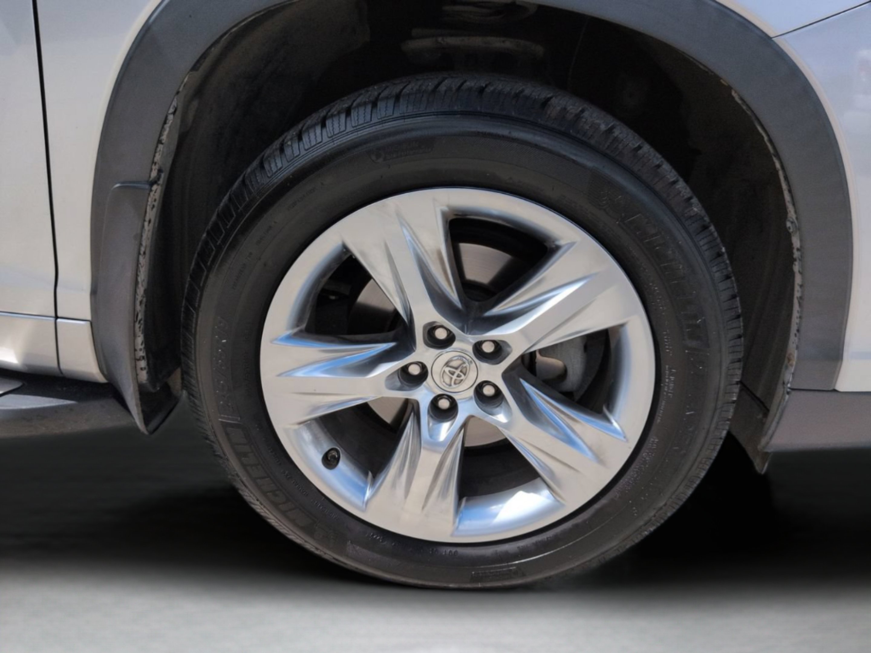 Used 2015 Silver Sky Metallic Toyota Limited image 32