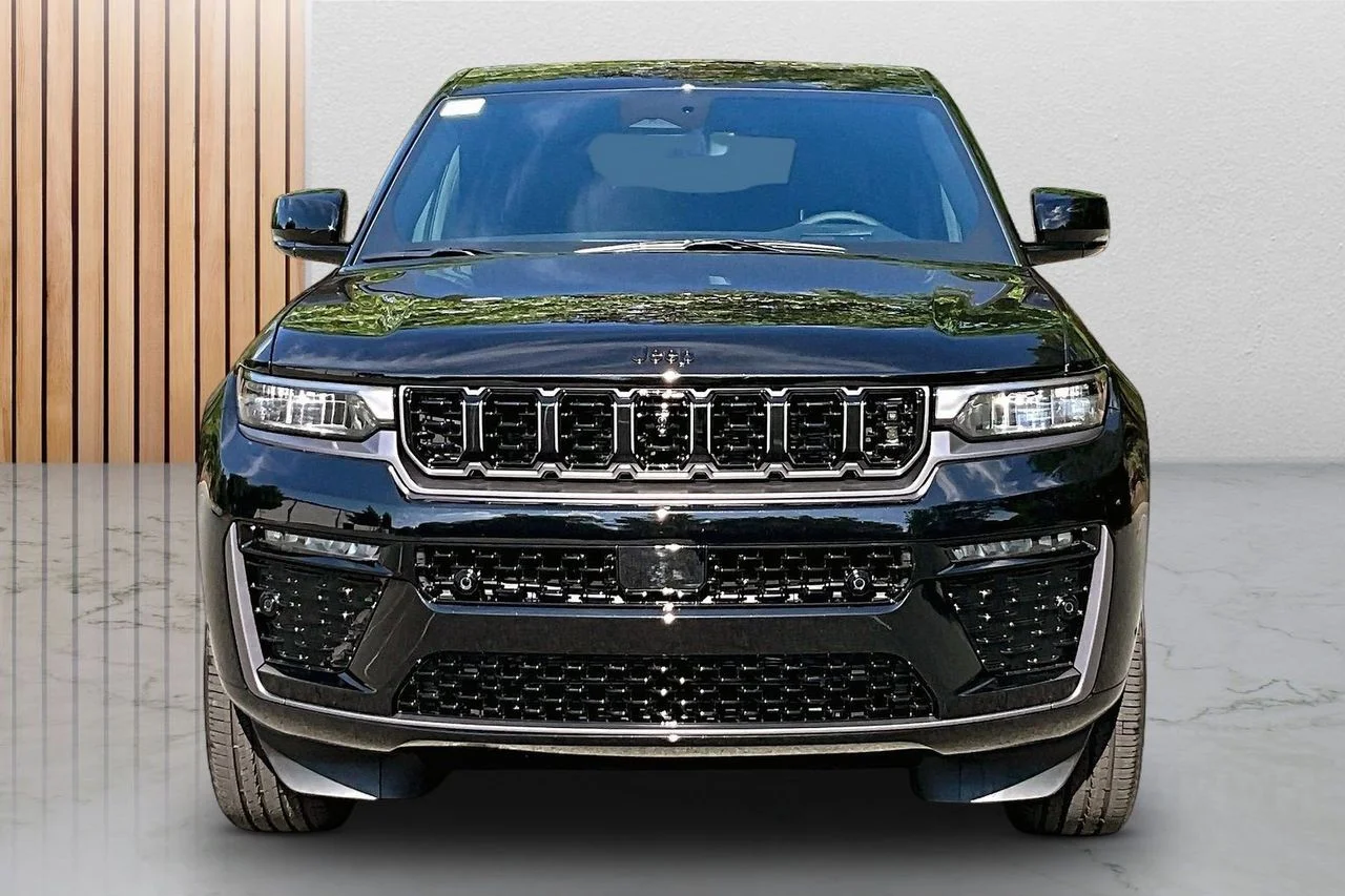 New 2026 Diamond Black Crystal Pearl-Coat Exterior Paint Jeep Limited image 3