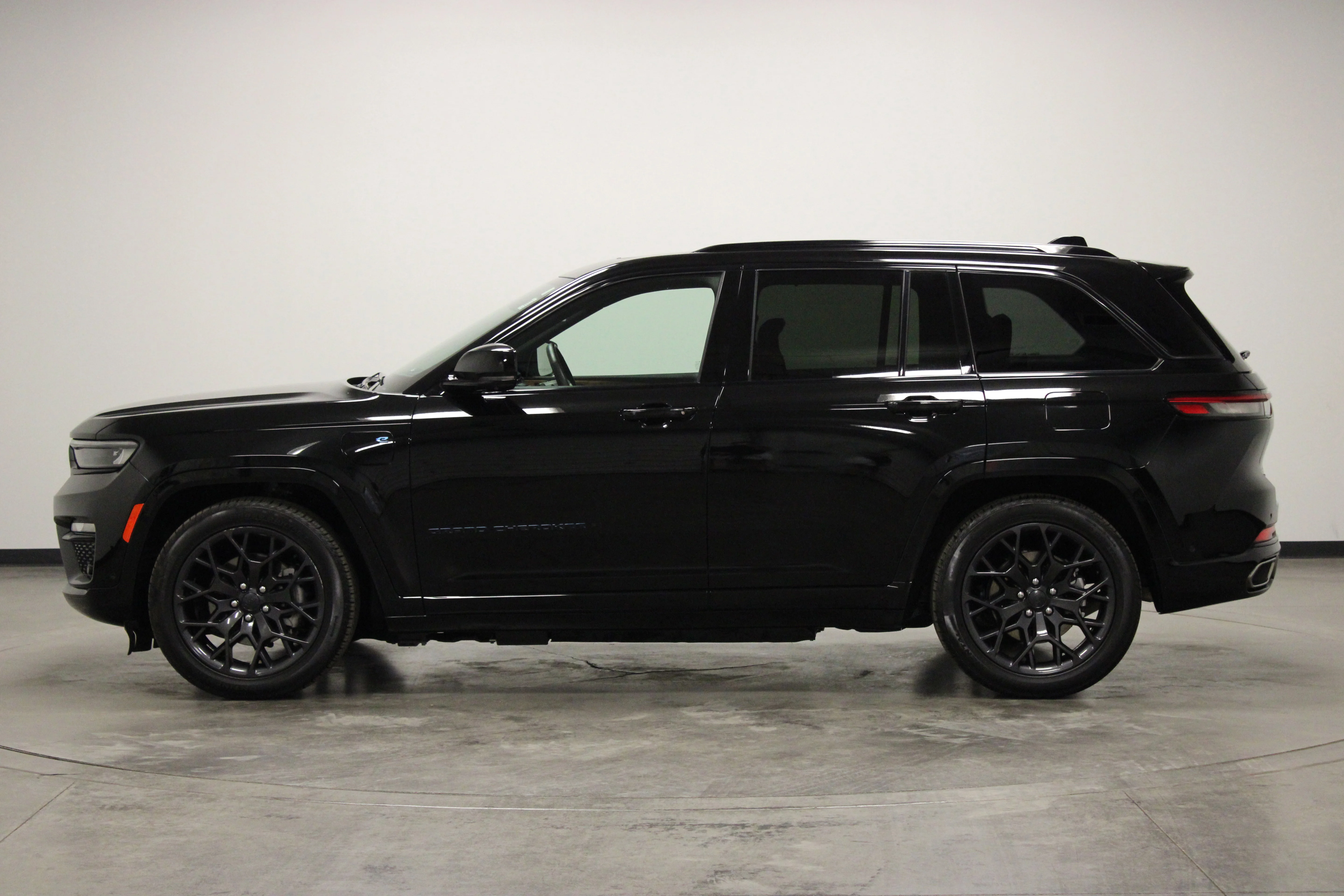 Used 2023 Diamond Black Crystal Pearlcoat Jeep Summit Reserve 4xe image 5