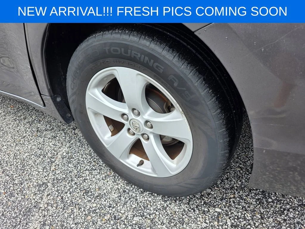 Used 2015 Gray Toyota LE 7 Passenger image 7