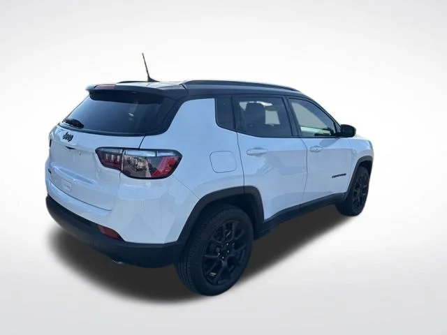 Used 2022 White Jeep Latitude image 5