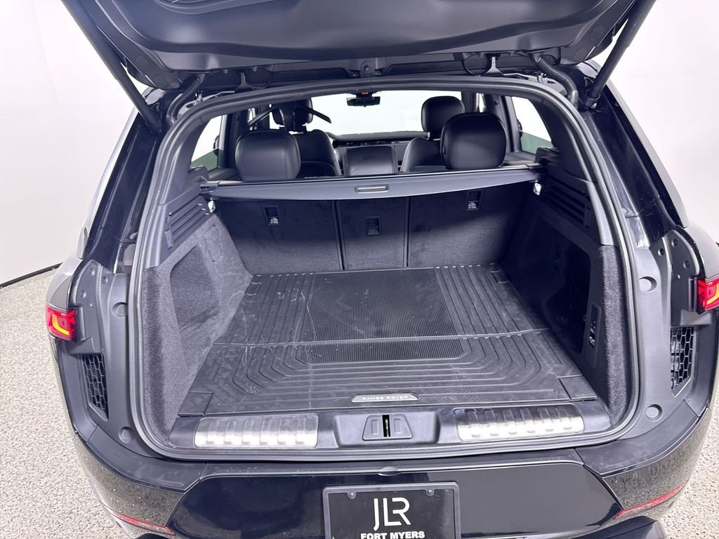New 2026 Santorini Black Land Rover Dynamic SE image 21