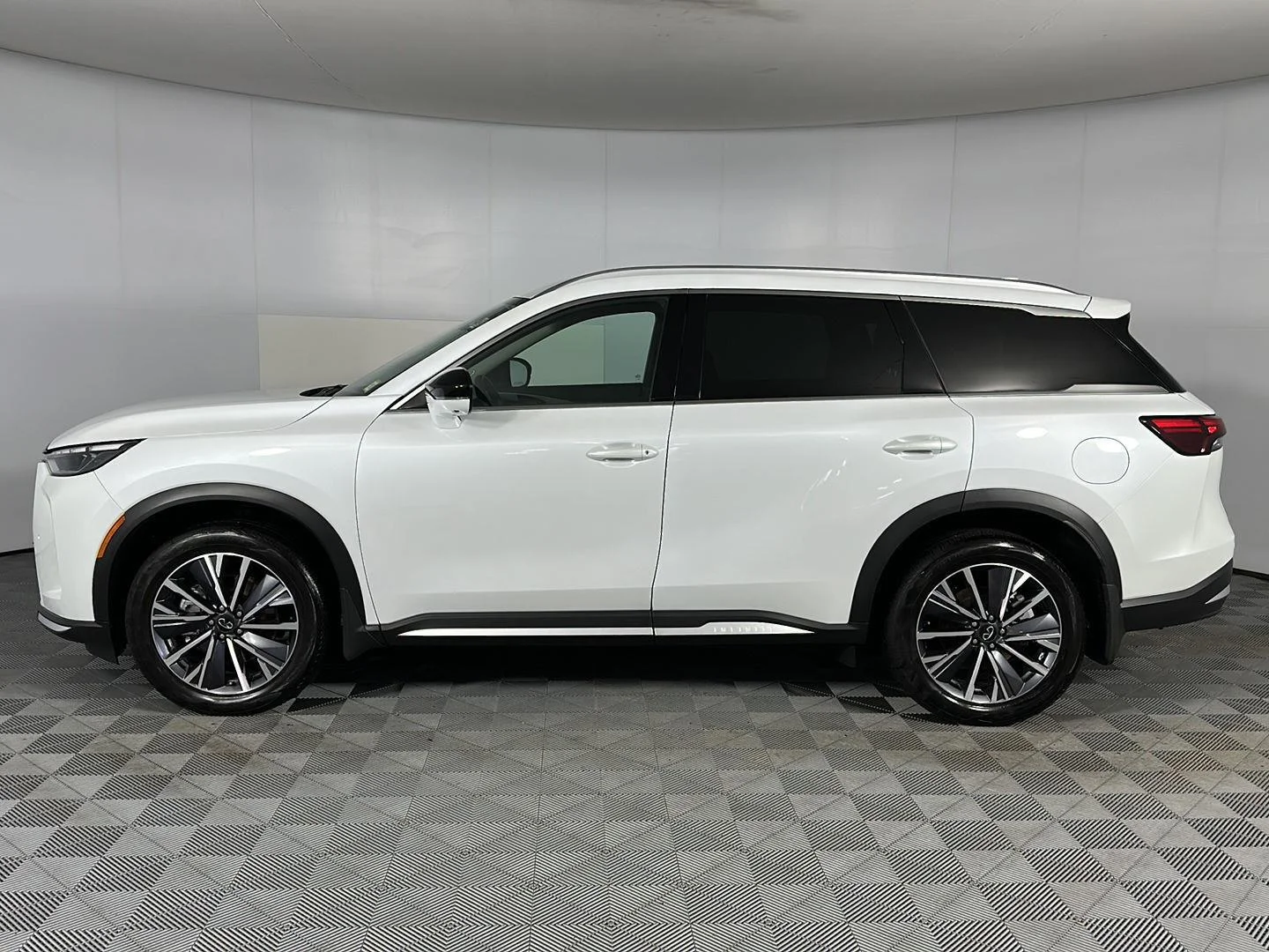 Used 2026 Radiant White INFINITI LUXE image 6