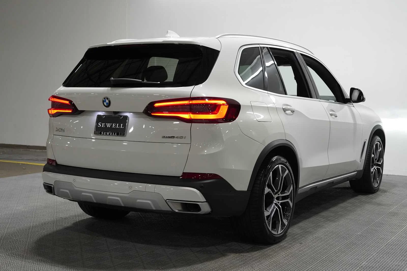 Certified Used 2023 Alpine White BMW sDrive40i image 4