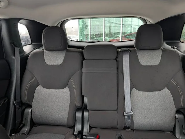 Used 2018 Silver Jeep Latitude image 23