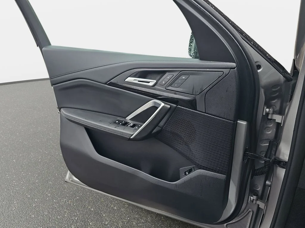 Used 2025 Silver BMW xDrive28i image 28