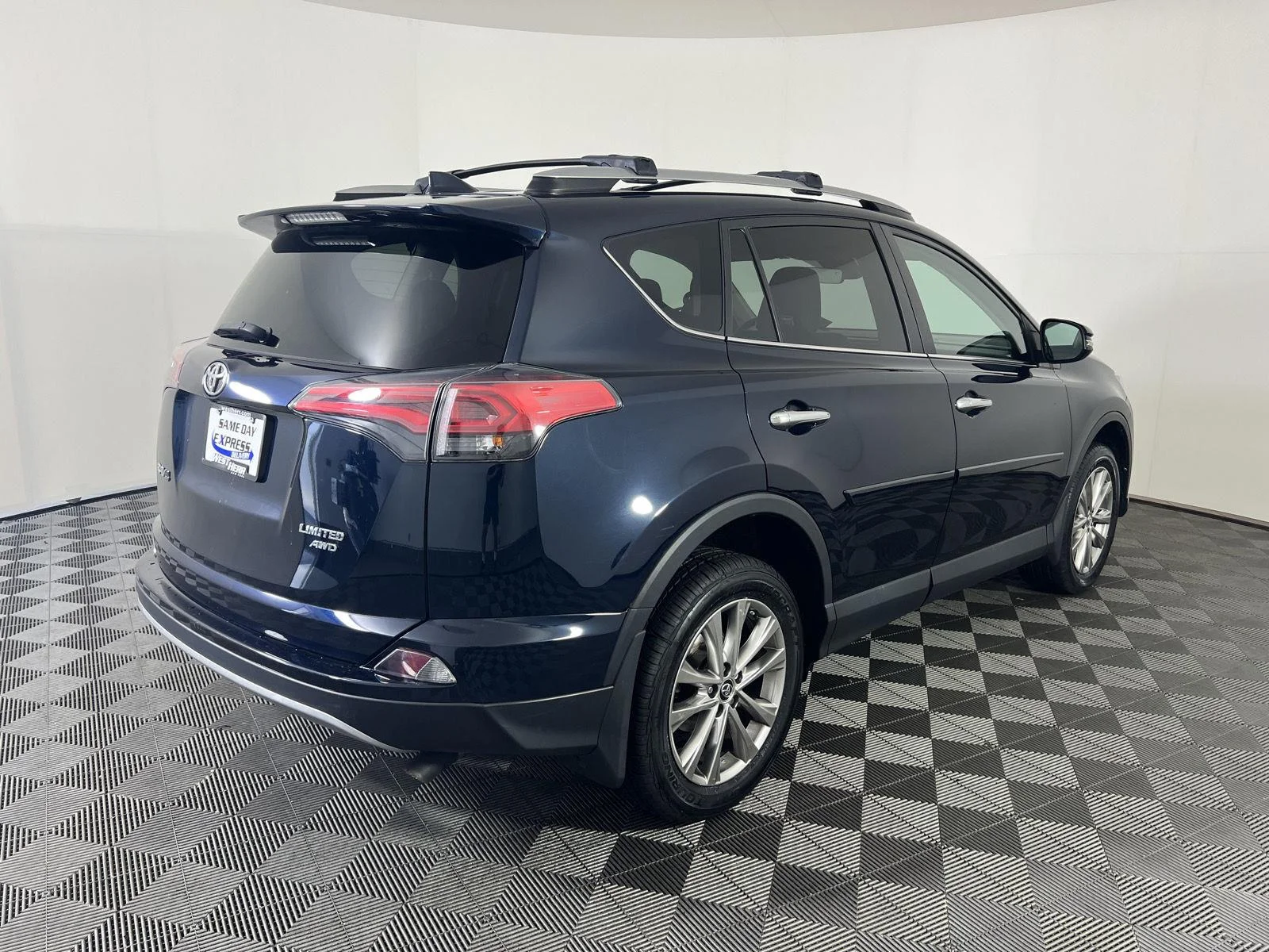 Used 2018 Galactic Aqua Mica Toyota Limited image 3