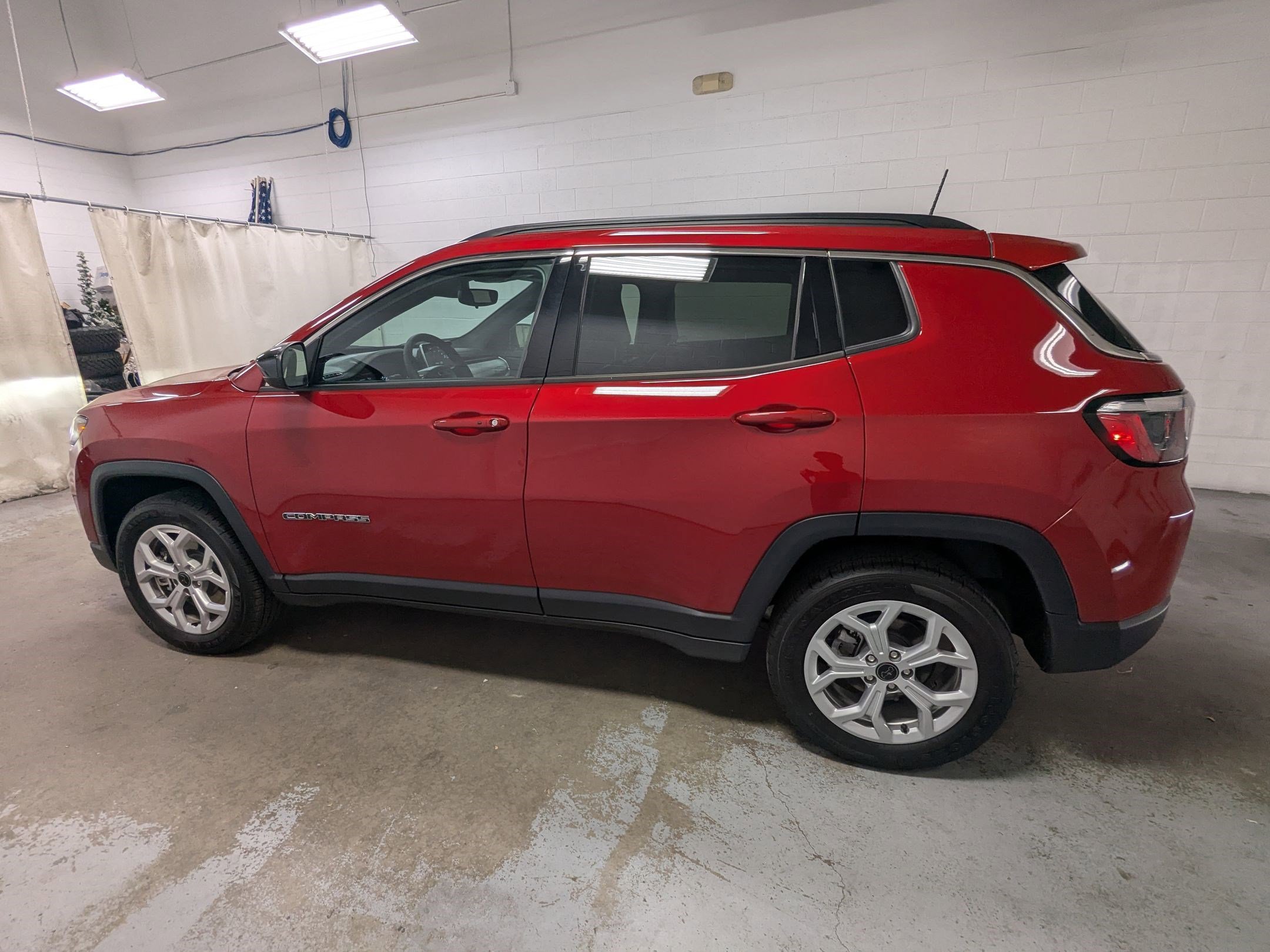 New 2026 Red Hot Pearl-Coat Exterior Paint Jeep Latitude image 8