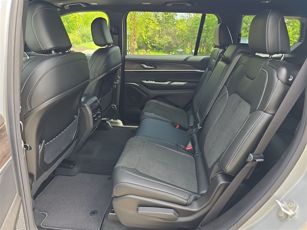 New 2026 Silver Zynith Exterior Paint Jeep Laredo image 17