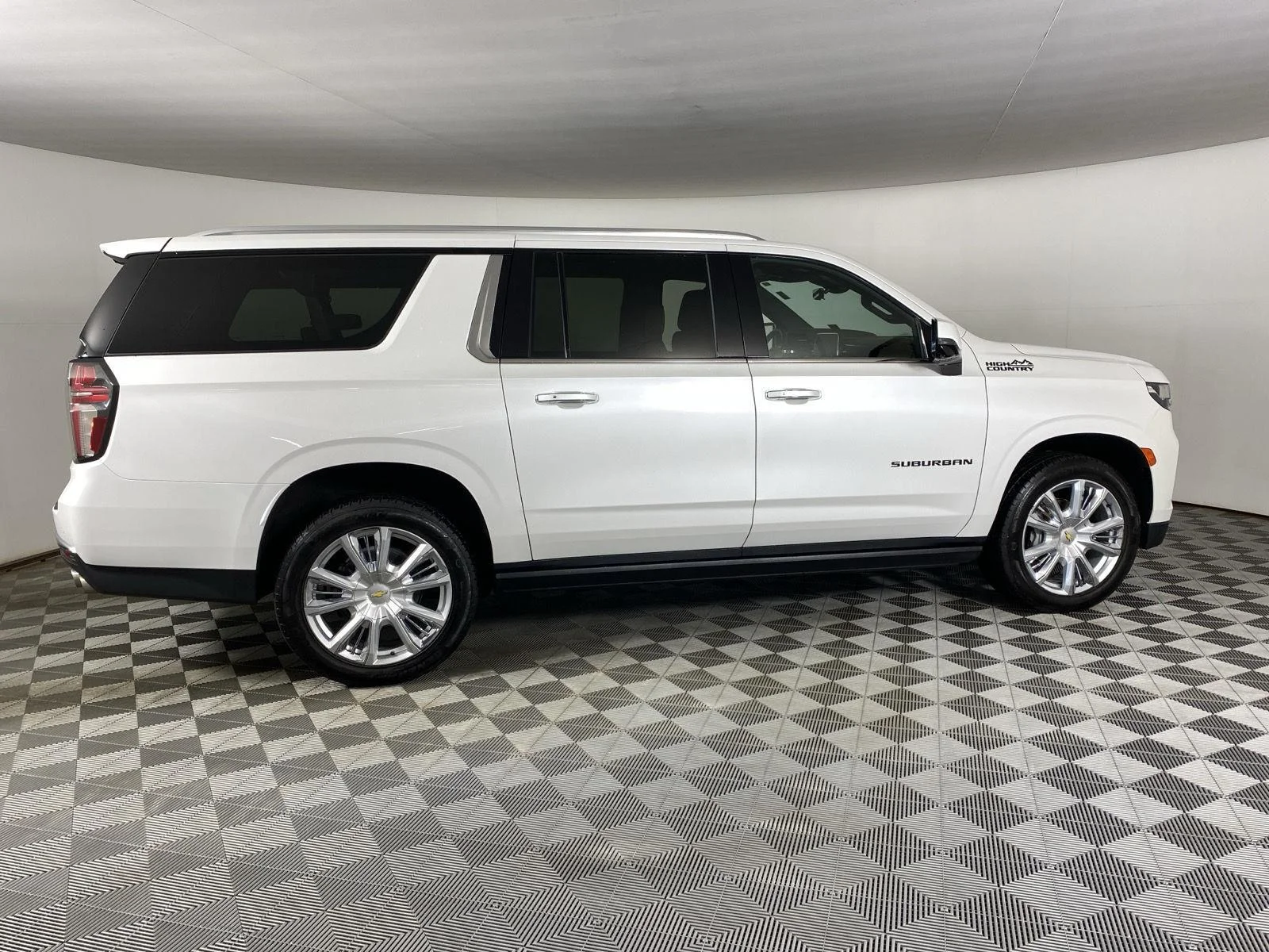 Used 2023 IRIDESCENT PEARL TRICOAT Chevrolet High Country image 8