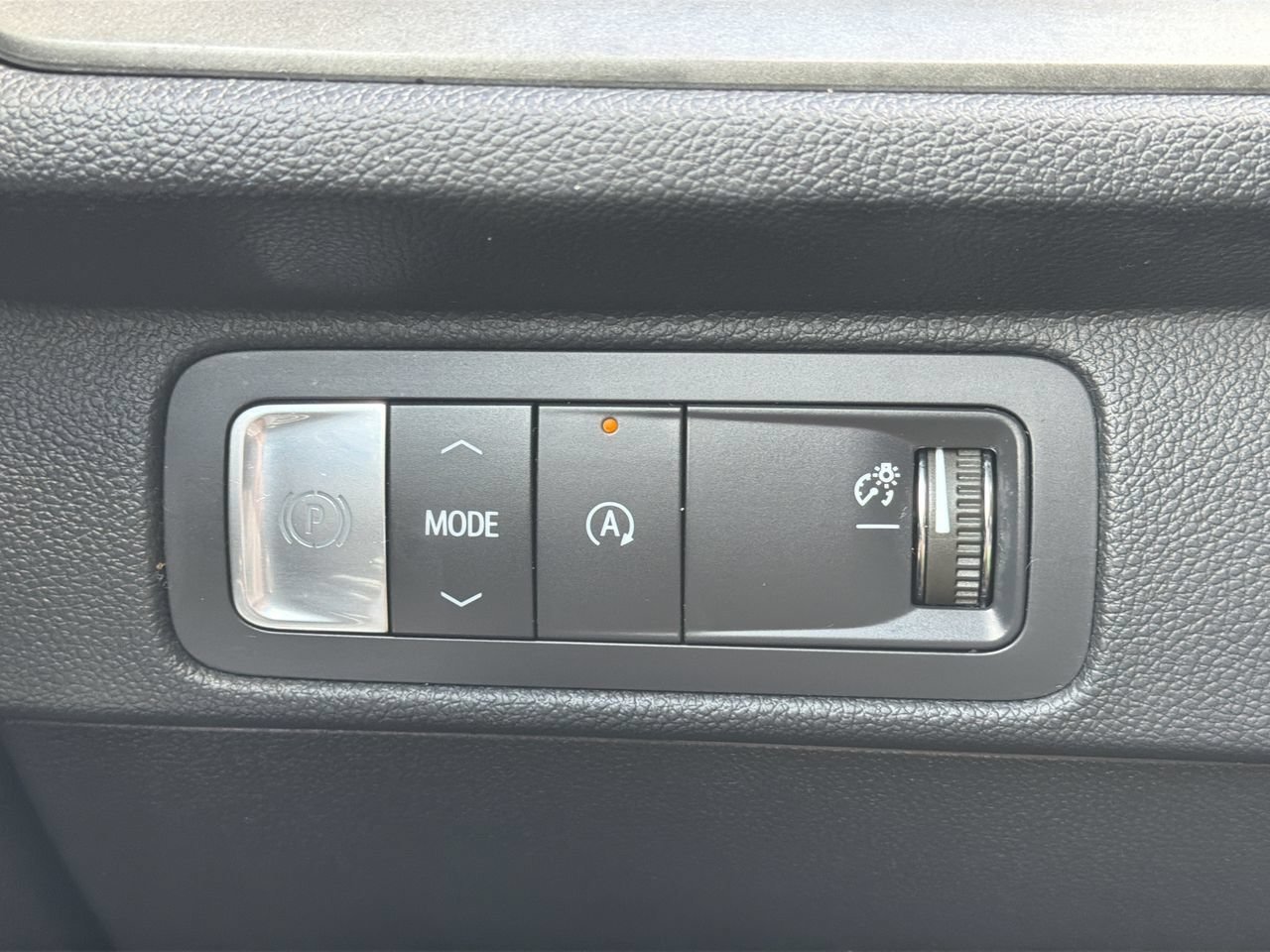 Used 2025 Summit White Chevrolet LT image 27