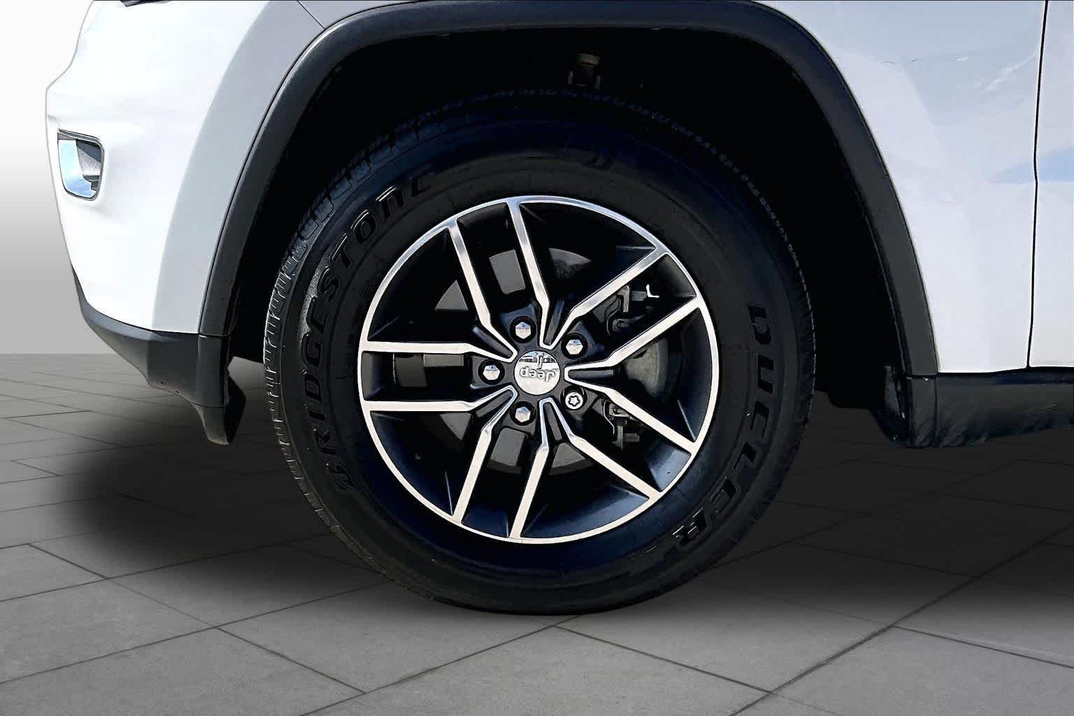 Used 2018 Bright White Clear Coat Jeep Limited image 10