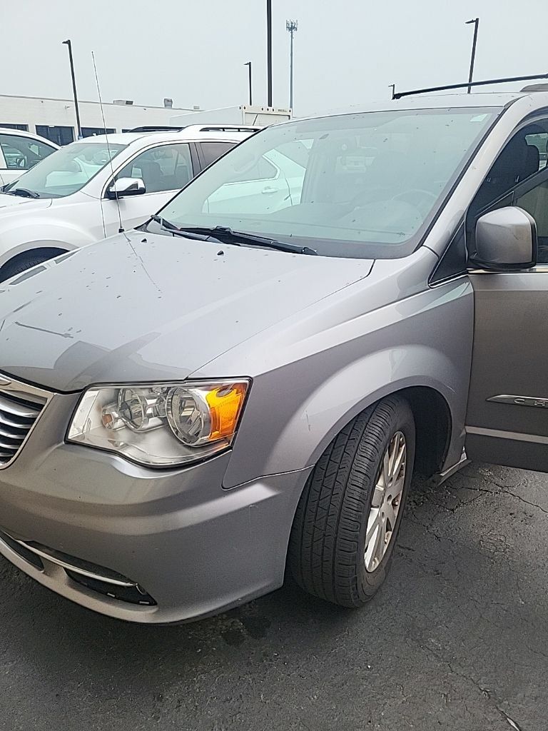 Used 2016 Billet Silver Metallic Clearcoat Chrysler Touring image 1